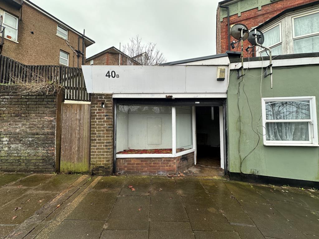 Lot: 16 - COMMERCIAL UNIT WITH POTENTIAL - External with no shutter down